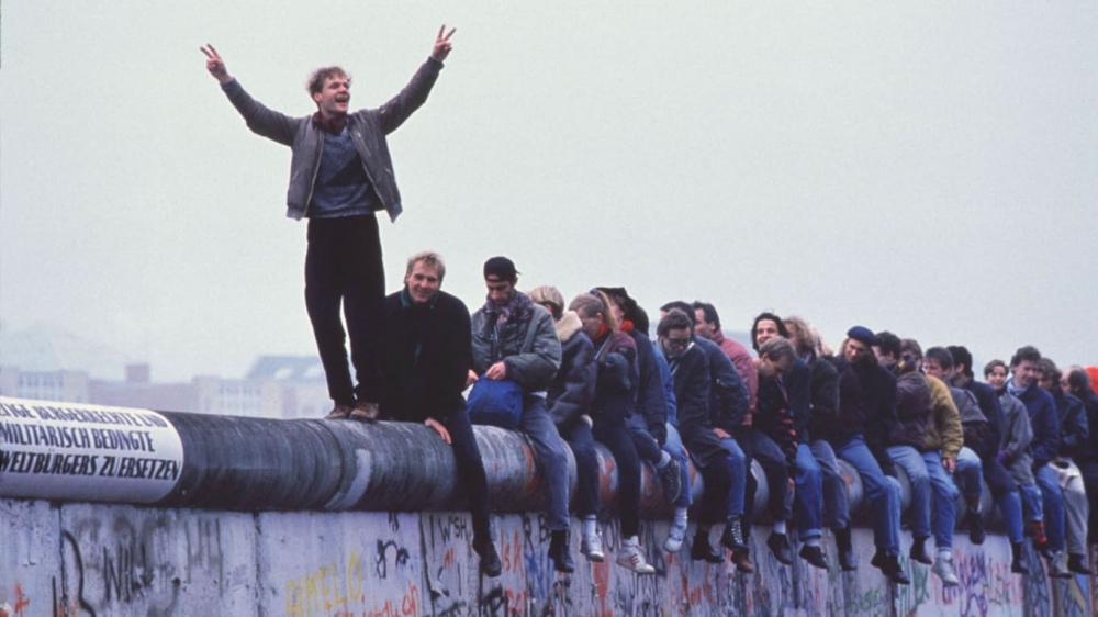  The Berlin Wall and the Collapse of Communism in Five Acts